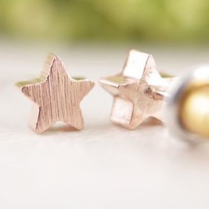 Star shaped earrings rose gold